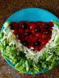 Salada de tomates e alface em formato de fatia de melancia