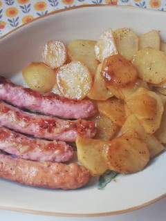 Una foto de Salchichas frescas al vino con patatas en su salsa
