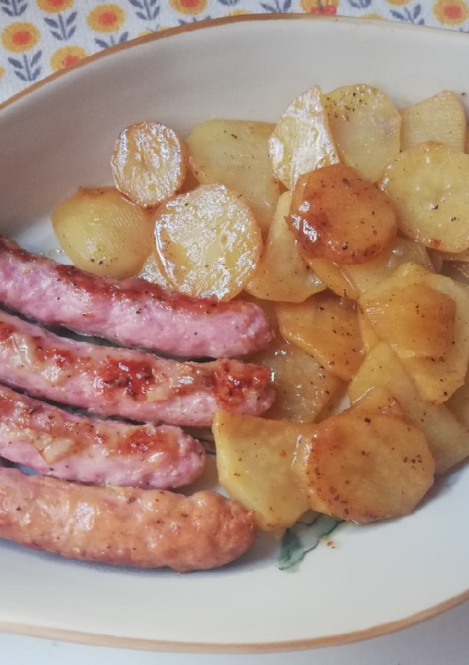 Una foto de Salchichas frescas al vino con patatas en su salsa