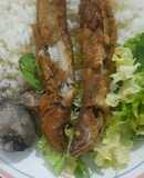 Bacalao frito con arroz y ensalada de lechuga con moraya