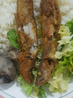 Una foto de Bacalao frito con arroz y ensalada de lechuga con moraya