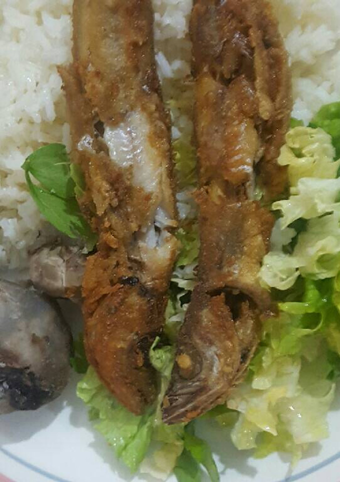 Una foto de Bacalao frito con arroz y ensalada de lechuga con moraya
