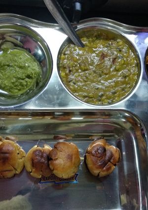 A picture of Daal baati chokha chutney dhokla.