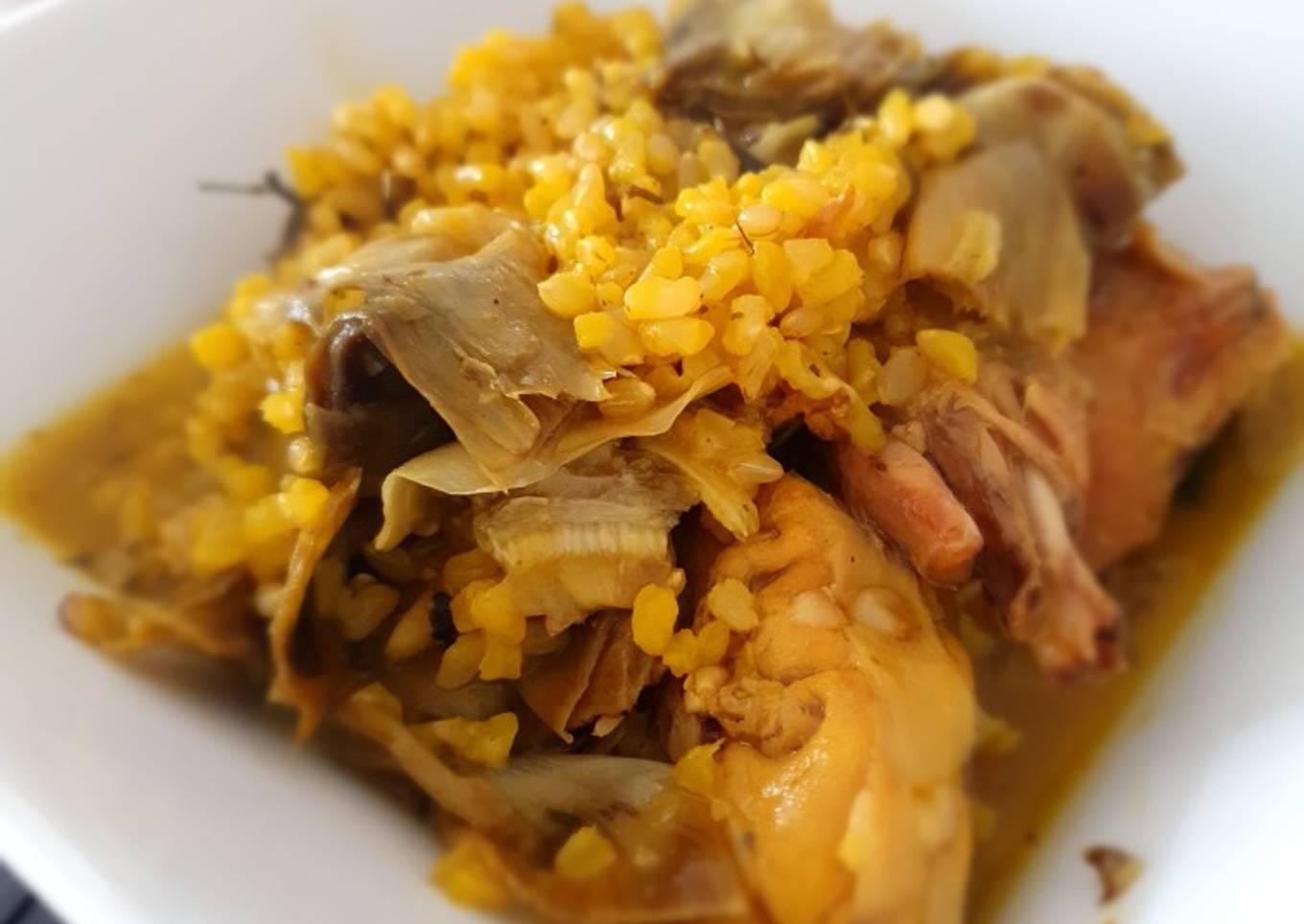 Arroz integral caldoso con conejo,  alcachofas y hierbas