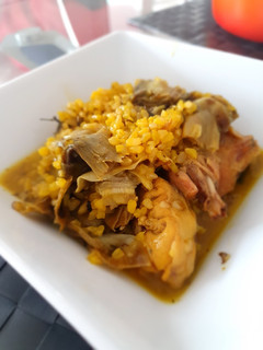 Una foto de Arroz integral caldoso con conejo, alcachofas y hierbas