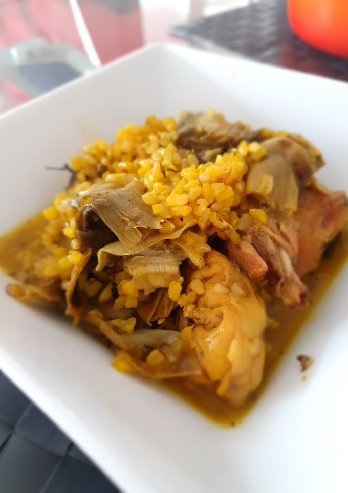 Una foto de Arroz integral caldoso con conejo,  alcachofas y hierbas