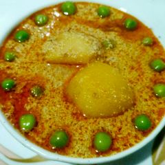 A picture of Alu matar (with poppy seeds gravy).
