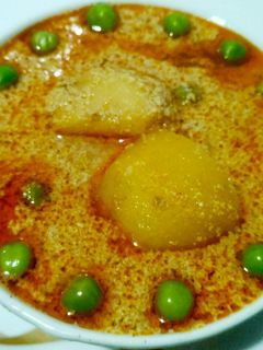 A picture of Alu matar (with poppy seeds gravy).