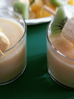 Una foto de Batido de plátano y naranja con brochetas
