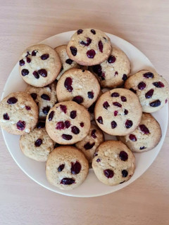 Una foto de Cookies de arándanos rojos y chocolate blanco