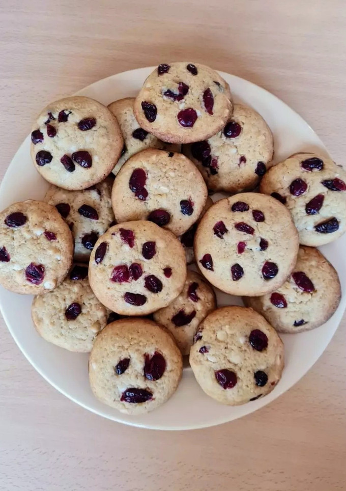 Una foto de Cookies de arándanos rojos y chocolate blanco