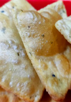 A picture of Namkeen poori.