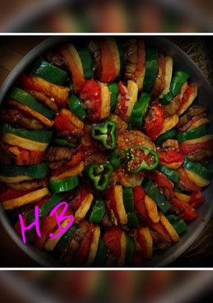 صورة لوصفة حلقات الباذنجان مع الخضار والكفتة