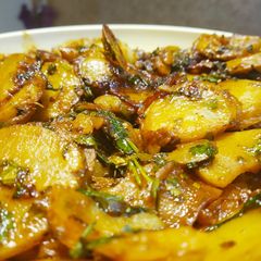 A picture of Schezwan Potatoes.