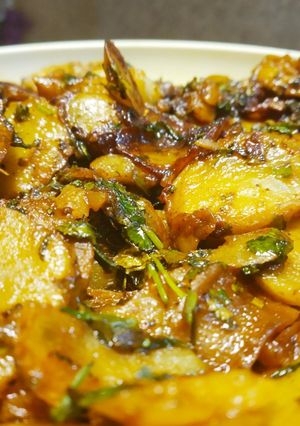 A picture of Schezwan Potatoes.