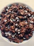 Granola alle nocciole e cioccolato