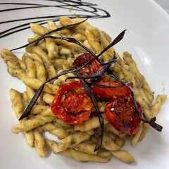 Una foto de Strozzapreti con Crema di Melanzane e Pomodorini Confit 🍆🍅🍝