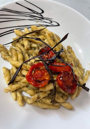 Foto di Strozzapreti con Crema di Melanzane e Pomodorini Confit 🍆🍅🍝