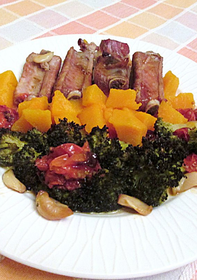 Una foto de Costillas de cerdo con calabaza y brócolial vino blanco
