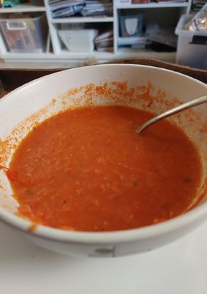 Una foto de Sopa de tomate y morrón