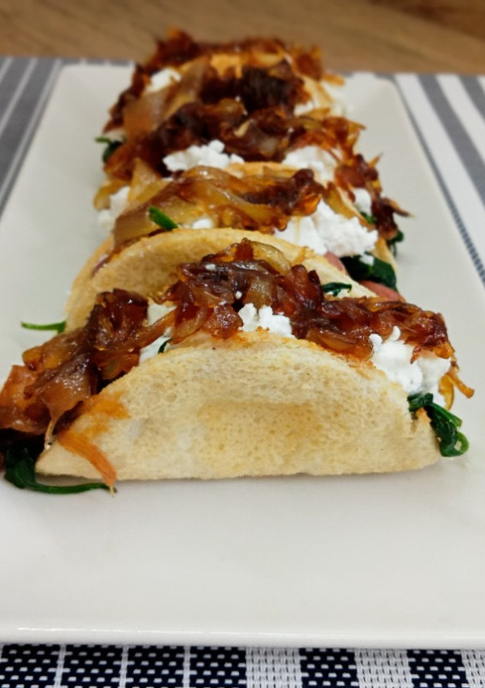 Una foto de Tacos con pan de molde Frankfurt y espinacas