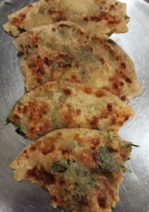 आलू बथुआ का पराठा (aloo bathua ka paratha recipe in Hindi) रेसिपी मुख्य फोटो