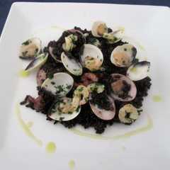 A picture of Riso Venere con Vongole e Gamberetti.