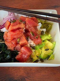 Una foto de Poke bowl de atún