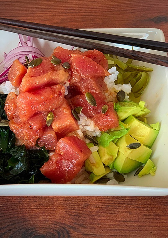 Una foto de Poke bowl de atún