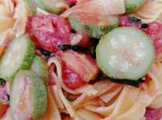 Una foto di tagliatelle con zucchine