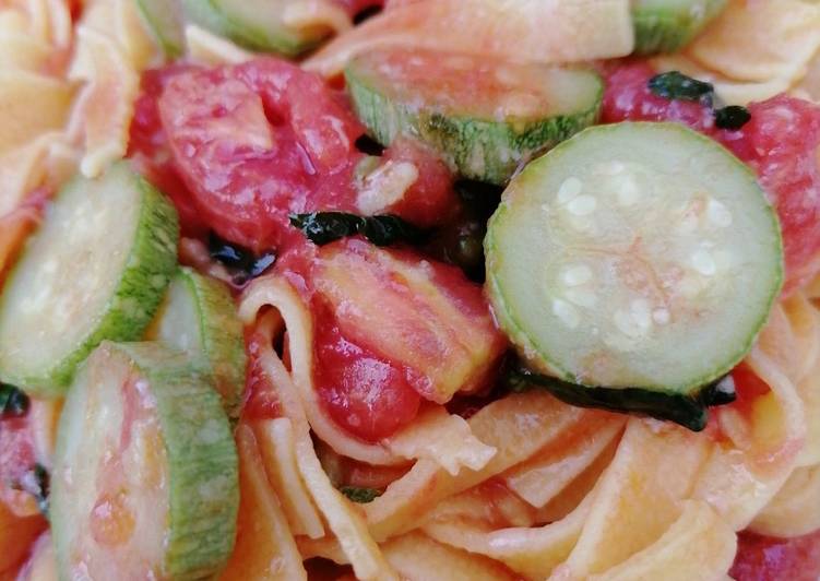 Tagliatelle saltate in padella con zucchine, pomodoro e basilico fresco