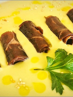 Una foto de Crema de Habas y Guisantes con rollos de Cecina