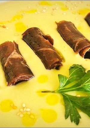 Una foto de Crema de Habas y Guisantes con rollos de Cecina