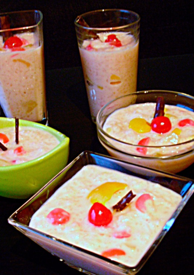 Una foto de Arroz blanco con leche y fruta