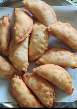गुजिया (gujiya recipe in Hindi) रेसिपी मुख्य फोटो