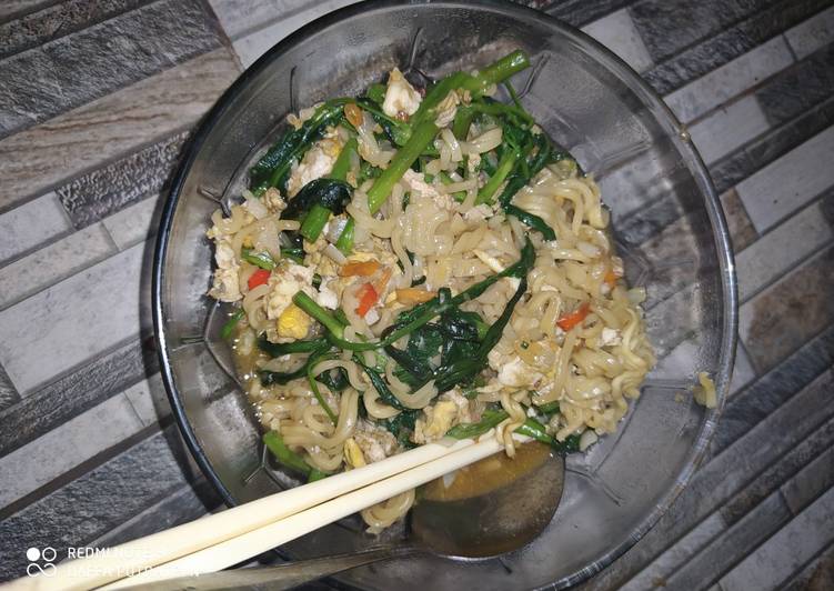 Mie goreng kangkung