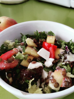 Una foto de Ensalada de lentejas con melocotón y vinagreta de yogur