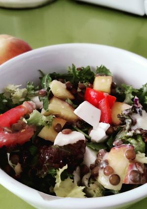 Una foto de Ensalada de lentejas con melocotón y vinagreta de yogur