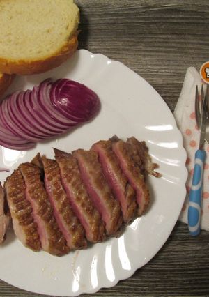 Rozé libamell lilahagymával recept fotója