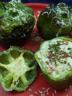 স্টাফড ক্যাপ্সিকাম উইথ এগ ম্যাগী (Stuffed capsicum with egg maggi recipe in Bengali) রেসিপির প্রধান ছবি