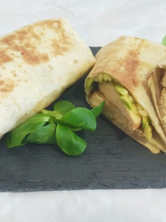 Una foto de Burrito pollo y aguacate
