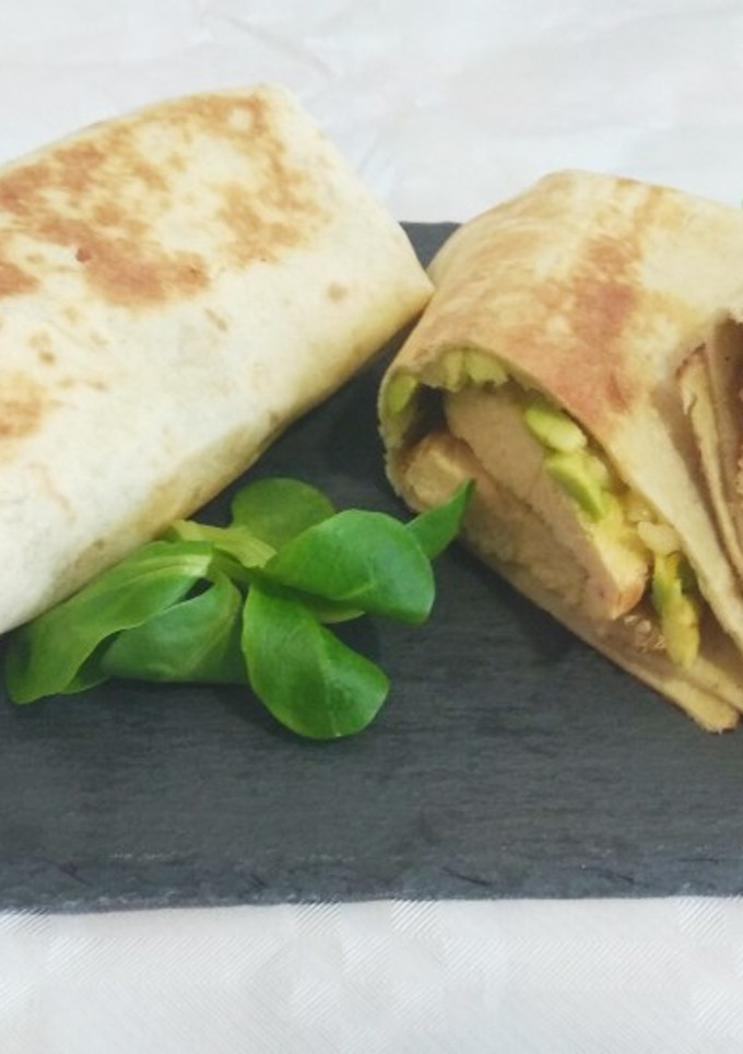 Una foto de Burrito pollo y aguacate