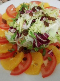 Una foto de Ensalada de naranja y tomate