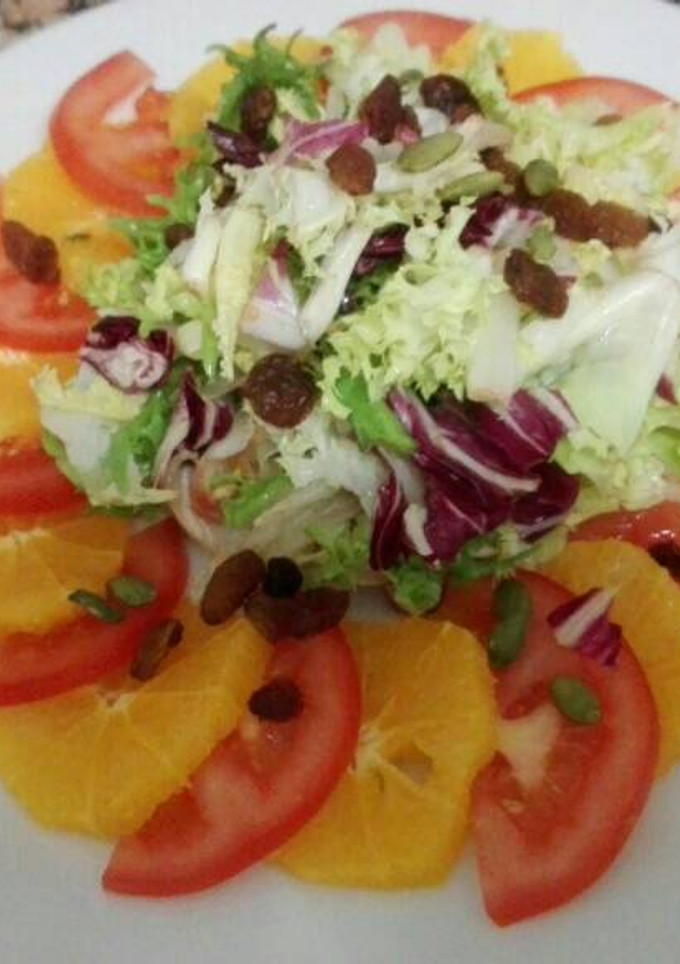 Una foto de Ensalada de naranja y tomate