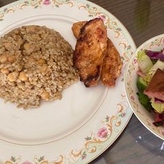 A picture of Mujadara with a side of Fattoush.