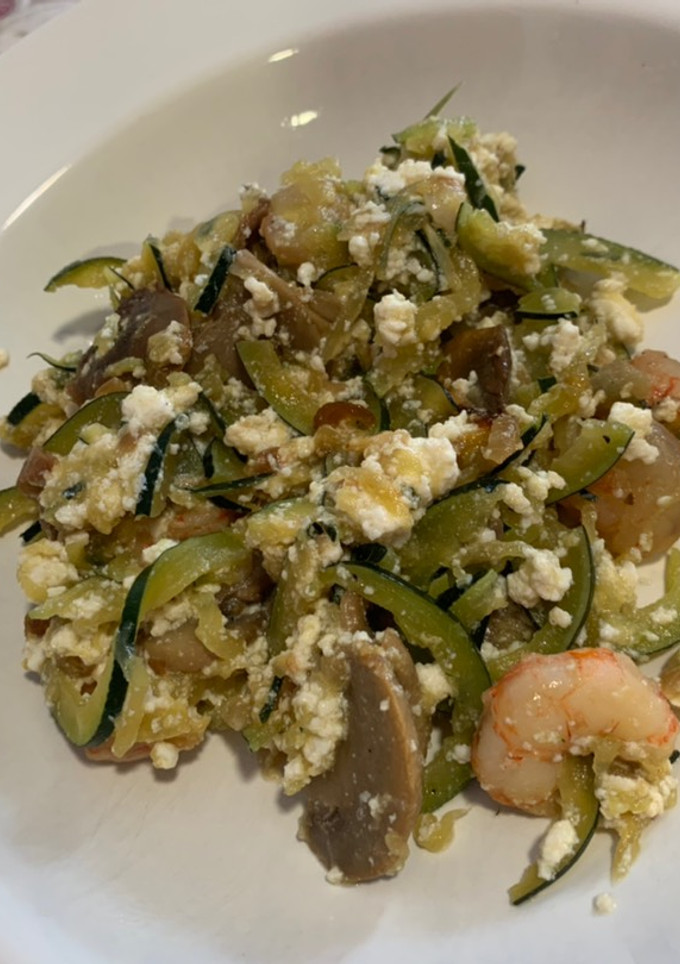 Una foto de Espaguetis de calabacín, con gambas y champiñones