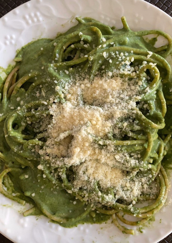 Una foto de Tallarines/ Spaghetti con salsa de espinaca y queso. 👩‍🍳