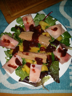 Una foto de Ensalada de mango brotes tronco de atún, rollos de queso fresco y york con vinagreta de frutos rojos