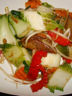 Una foto de Salteado de pak choi con vegetales