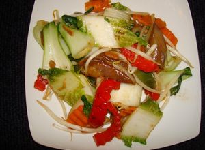 Una foto de Salteado de pak choi con vegetales